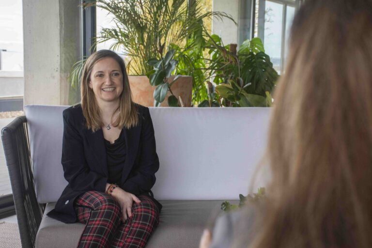 Flor Hernández, Directora General de la división de Atención al Cliente